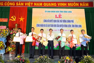 Bí thư Tỉnh ủy Vĩnh Long Bùi Văn Nghiêm trao Quyết định của Thủ tướng Chính phủ cho 6 xã của huyện Vũng Liêm được công nhận an toàn khu. 