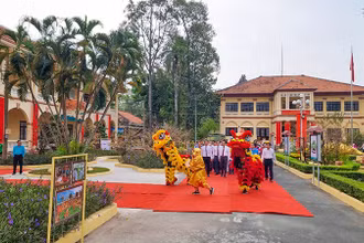 Đoàn lãnh đạo tỉnh Vĩnh Long viếng Nhà thờ Quốc tổ Hùng Vương trong khuôn viên Bảo tàng tỉnh Vĩnh Long. 