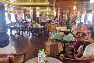 Quang cảnh buổi toạ đàm trên tàu du lịch La Marguerite. 