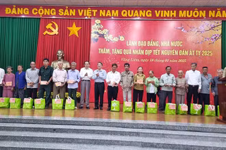 Phó Chủ tịch Quốc hội Nguyễn Đức Hải trao quà cho gia đình chính sách tại Vĩnh Long. 