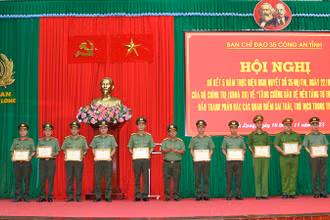 Những cá nhân được tuyên dương, khen thưởng tại hội nghị. 