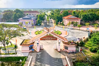 Khuôn viên cổng trường Đại học Cửu Long.