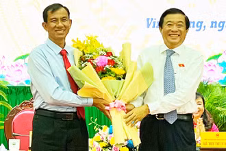 Bí thư Tỉnh uỷ Vĩnh Long Bùi Văn Nghiêm tặng hoa chúc mừng Phó Chủ tịch Uỷ ban nhân dân tỉnh Vĩnh Long Đặng Văn Chính.
