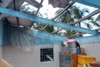 Lốc xoáy làm nhiều căn nhà bị tốc mái.