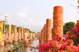 Đường gốm và hoa Vĩnh Long. 
