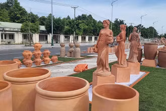 Theo kế hoạch, đường gốm và hoa mừng Xuân Giáp Thìn 2024 sẽ được thực hiện tại đường nối đường Võ Văn Kiệt với đường Phạm Hùng, phường 9, thành phố Vĩnh Long, tỉnh Vĩnh Long. 