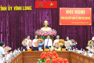Lãnh đạo tỉnh Vĩnh Long trao quyết định và hoa cho các đồng chí vừa được bổ nhiệm