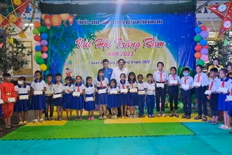 Bí thư Tỉnh ủy Vĩnh Long Bùi Văn Nghiêm trao học bổng cho các em học sinh người dân tộc Khmer vượt khó học giỏi.