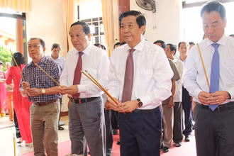 Lãnh đạo tỉnh Vĩnh Long dâng hương tưởng niệm Giáo sư, Viện sĩ Trần Đại Nghĩa. 