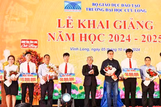 Trường đại học Cửu Long trao học bổng cho sinh viên trong ngày khai giảng năm học mới. 