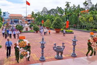 Các đại biểu dâng hoa tưởng nhớ Chủ tịch Hội đồng Bộ trưởng Phạm Hùng.