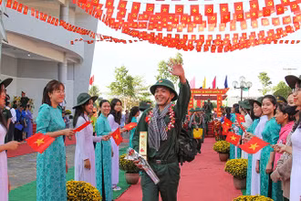 Những tân binh phấn khởi lên đường nhập ngũ. 