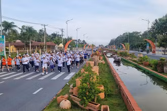Đoàn lãnh đạo sở, ban, ngành tỉnh Vĩnh Long cùng chạy việt dã. 