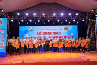 Trao cờ và quà lưu niệm cho các doanh nghiệp, đơn vị tư vấn việc làm.