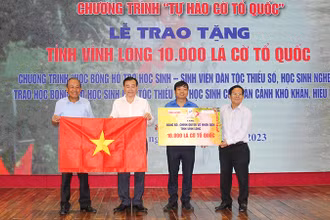 Ban tổ chức trao tặng bảng tượng trưng 10.000 lá cờ Tổ quốc. 