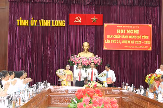 Bí thư Tỉnh ủy Vĩnh Long Trần Tiến Dũng trao Quyết định và hoa chúc mừng lãnh đạo Ban Tuyên giáo và Dân vận Tỉnh ủy. 