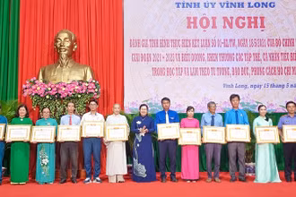 Những cá nhân học theo Bác được tuyên dương. 