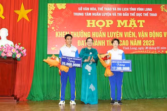 Lãnh đạo tỉnh Vĩnh Long trao thưởng cho vận động viên đạt thành tích cao