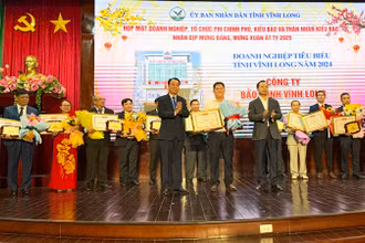 Lãnh đạo tỉnh Vĩnh Long vinh danh doanh nghiệp tiêu biểu của tỉnh.
