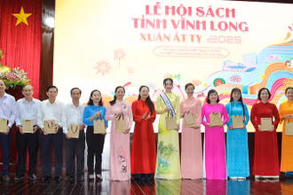 Phó Chủ tịch Ủy ban nhân dân tỉnh Vĩnh Long Nguyễn Thị Quyên Thanh và Hoa hậu quốc gia Việt Nam 2024 Nguyễn Ngọc Kiều Duy tặng sách cho đại biểu tham dự. 