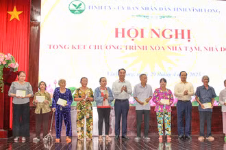 Lãnh đạo tỉnh Vĩnh Long tặng quà cho gia đình người có công, thân nhân liệt sĩ, hộ nghèo và hộ cận nghèo trên địa bàn tỉnh. 