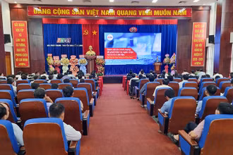 Chuyên gia về công nghệ thông tin trình bày tại hội thảo. 
