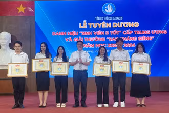 Các “sinh viên 5 tốt” cấp Trung ương của Vĩnh Long được vinh danh. 