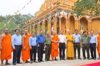 Bí thư Tỉnh ủy Vĩnh Long Trần Tiến Dũng chụp hình lưu niệm với Hội đoàn kết sư sãi yêu nước và chùa Hạnh Phúc Tăng. 
