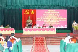 Đại biểu trình bày tham luận tại buổi Tọa đàm. 