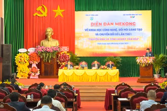 Chủ tọa tham gia diễn đàn. 