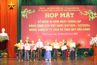 Bí thư Tỉnh ủy Vĩnh Long Trần Tiến Dũng trao Huy hiệu Đảng tặng các vị cao niên tuổi đảng. 