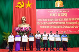 Những cá nhân nhận Bằng khen vì có thành tích xuất sắc trong 10 năm thực hiện Nghị quyết số 29-NQ/TW của Ban chấp hành Trung ương Đảng khóa XI.