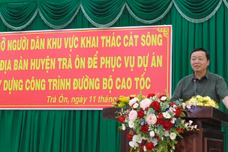 Phó Thủ tướng Trần Hồng Hà phát biểu tại buổi gặp gỡ người dân vùng mỏ cát tại huyện Trà Ôn, tỉnh Vĩnh Long. 