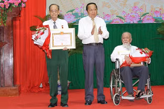 Phó Bí thư Thường trực Tỉnh ủy Vĩnh Long Nguyễn Thành Thế trao Huy hiệu 70 năm tuổi đảng cho 2 đồng chí. 