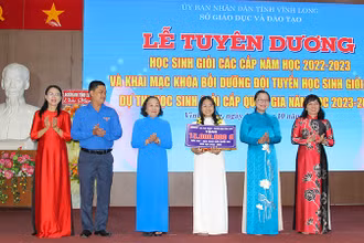 Ban tổ chức tuyên dương học sinh đạt giải nhì quốc gia. 