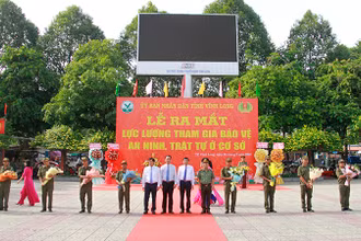 Lãnh đạo tỉnh Vĩnh Long chúc mừng ra mắt tổ bảo vệ an ninh trật tự cơ sở. 