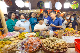 Tham quan gian hàng bánh dân gian Nam Bộ.