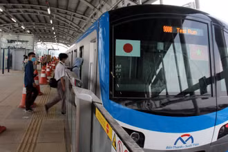 Giá vé đi tuyến Metro số 1, Bến Thành-Suối Tiên từ 6.000 đến 19.0000 đồng/vé lượt, nếu sử dụng thẻ thanh toán. (Ảnh: QUÝ HIỀN)