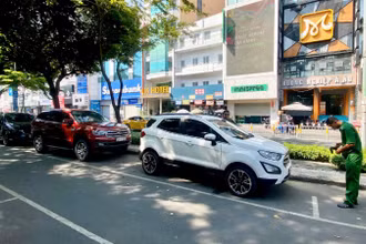 Một tuyến đường tại khu vực trung tâm Thành phố Hồ Chí Minh áp dụng thu phí đỗ ô tô. (Ảnh: NHẬT THÀNH)