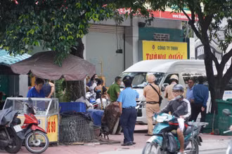 Cơ quan chức năng và lực lượng Công an kiểm tra Văn phòng Công ty Thành Bưởi (quận Bình Thạnh) ngày 26/10.