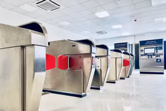 Máy đọc thẻ khi lên tàu metro.
