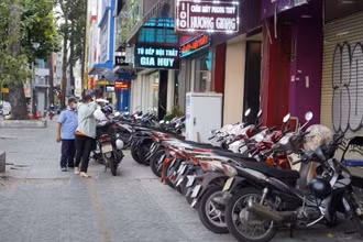 Quận 10 tổ chức thu phí vỉa hè, có số thu cao nhất Thành phố Hồ Chí Minh. (Ảnh: THẾ ANH)
