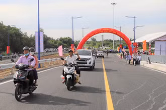 Người dân huyện Nhà Bè lưu thông trên cầu Cây Khô thông thoáng, thuận tiện, sáng 30/8. (Ảnh: QUÝ HIỀN)