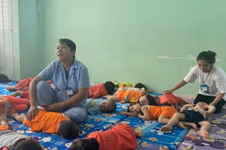 Chăm sóc trẻ em diện bảo trợ tại Cơ sở bảo trợ xã hội thuộc Sở Lao động - Thương binh và Xã hội Thành phố Hồ Chí Minh (ảnh QUÝ HIỀN)