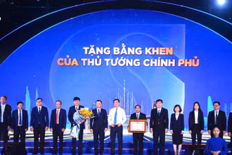 Tập thể lãnh đạo Tổng Công ty Cấp nước Sài Gòn đón nhận Bằng khen của Thủ tướng Chính phủ.