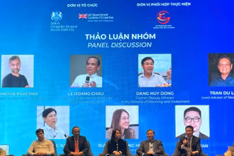 Chuyên gia, diễn giả cùng lãnh đạo các cơ quan có thẩm quyền trao đổi, chia sẻ tại Hội thảo Giải pháp triển khai mô hình phát triển đô thị theo định hướng Giao thông công cộng (TOD) tại Thành phố Hồ Chí Minh. (Ảnh: QUÝ HIỀN)