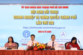 Tại hội nghị, Bảo hiểm xã hội Thành phố Hồ Chí Minh cung cấp, giải đáp các thắc mắc cho doanh nghiệp về những quy định, thay đổi liên quan chính sách bảo hiểm xã hội, bảo hiểm y tế, bảo hiểm thất nghiệp. (Ảnh: QUÝ HIỀN)