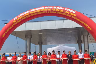 Tổng công ty Đầu tư phát triển đường cao tốc Việt Nam cùng chính quyền địa phương và các đơn vị tổ chức Lễ thông xe đường cao tốc Bến Lức-Long Thành, ngày 7/2. (Ảnh: QUÝ HIỀN)