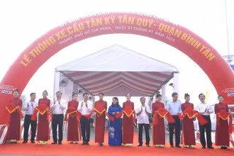 Cầu Tân Kỳ Tân Quý chính thức thông xe sáng 21/1. (Ảnh: THẾ ANH)