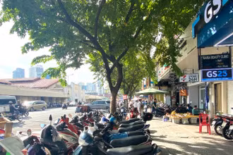 Vỉa hè tuyến đường Phan Chu Trinh, bên hông chợ Bến Thành, Quận 1, tuyến đường được Quận 1 thí điểm thực hiện thu phí theo Quyết định 32 của Ủy ban nhân dân thành phố. (Ảnh: QUÝ HIỀN)